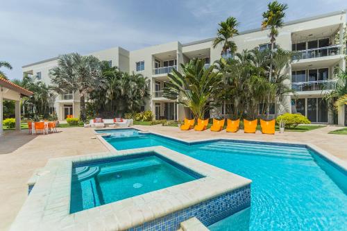 una piscina frente a un edificio en Sunset Eagle Condo, en Palm-Eagle Beach