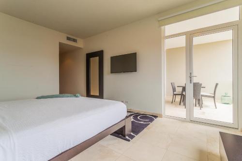 Ένα ή περισσότερα κρεβάτια σε δωμάτιο στο Sunset Eagle Condo
