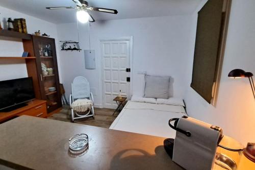 a small room with a bed and a table at Casa con encanto junto a la playa de La Puntilla in El Puerto de Santa María