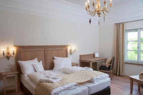 Säng eller sängar i ett rum på Hotel Zum Schlössle