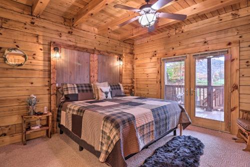 Cama o camas de una habitación en Whits End Smoky Mtn Home with Hot Tub, Views