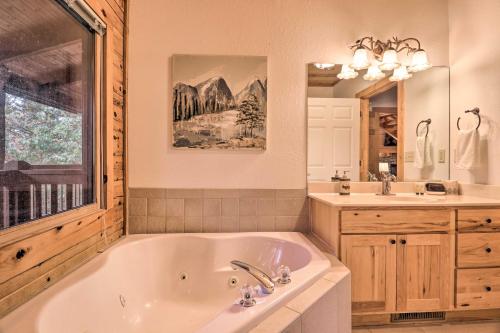 Un baño de Whits End Smoky Mtn Home with Hot Tub, Views