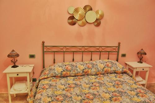 una camera con un letto e due tavoli con lampade di Giadera penthouse 5terreparco a Riomaggiore