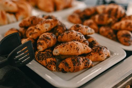 un plato de repostería en una mesa con un tenedor en Aquashow Park Hotel, en Quarteira