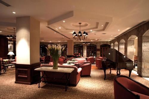 una hall con pianoforte e soggiorno di Swissotel Lima a Lima
