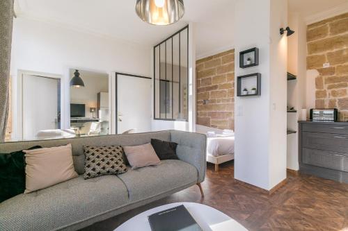 Le Saint B au pied de la Cathédrale saint Bénigne