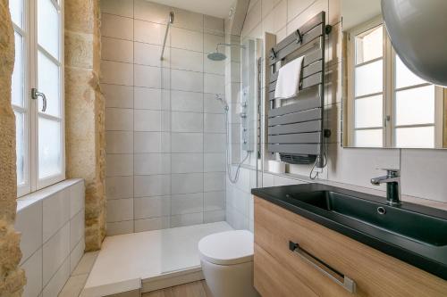 une salle de bain avec un lavabo et des toilettes dans l'établissement Le Saint B au pied de la Cathédrale saint Bénigne, à Dijon