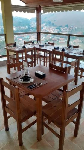 En restaurant eller et andet spisested på Pousada Montanhas das Gerais
