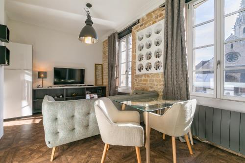 une salle à manger avec une table et des chaises en verre dans l'établissement Le Saint B au pied de la Cathédrale saint Bénigne, à Dijon