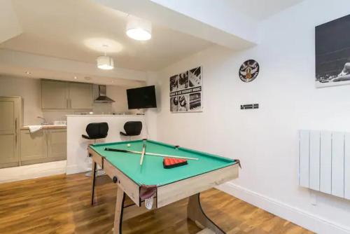 Билярдна маса в Hidden Hot Tub Retreat Apartment in Nottingham