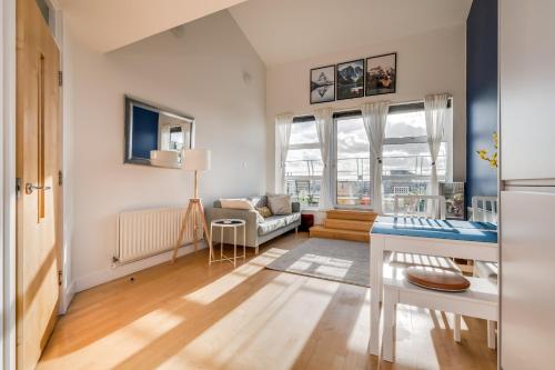 ein Wohnzimmer mit einem Sofa und einem Tisch in der Unterkunft Central Belfast Apartments: Park Avenue in Belfast