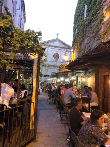 un groupe de personnes assises à des tables dans un restaurant dans l'établissement Palombaggia, à Porto-Vecchio