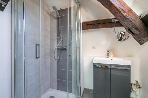 une salle de bain avec douche et lavabo dans l'établissement Le Mucie*****LOFT au centre ville de Dijon, à Dijon
