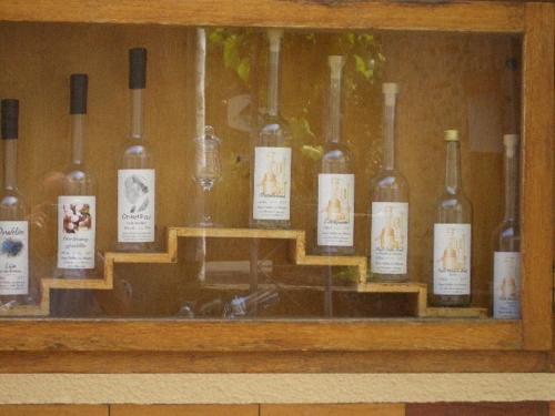 a display of bottles of wine in a window at Gästehaus Weberskirch in Ernst