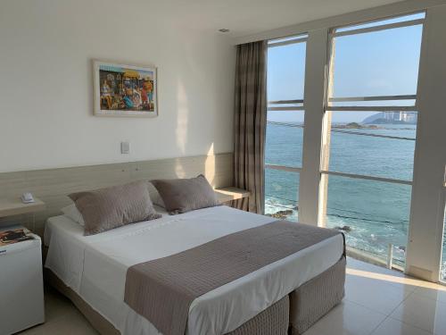 Un ou plusieurs lits dans un hébergement de l'établissement Grand Hotel Guarujá - A sua Melhor Experiência Beira Mar na Praia!