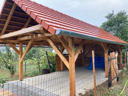 a chicken coop with a red roof at Erdősmecskei sváb vendégházak és Jurtaszállás in Erdősmecske
