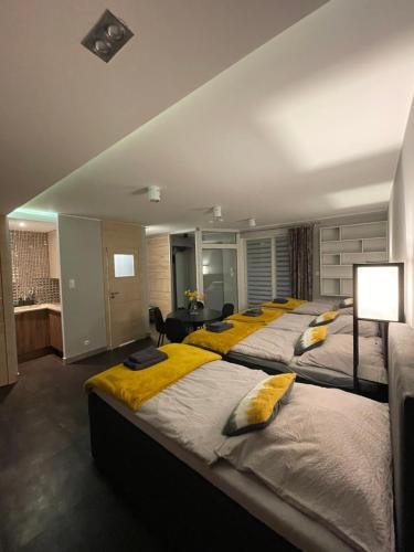 Ένα ή περισσότερα κρεβάτια σε δωμάτιο στο Apartament ONE ogródek i parking