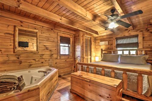 Cette cabane en rondins comprend un lit et une baignoire. dans l'établissement Smoky Mountain Log Cabin 7 Mi to Gatlinburg!, à Sevierville