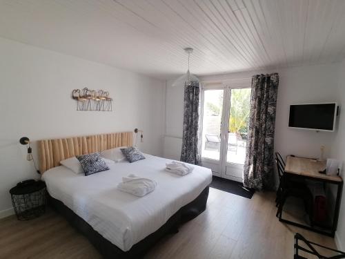 Ένα ή περισσότερα κρεβάτια σε δωμάτιο στο Hôtel Ancre Marine & Spa Thalgo ***