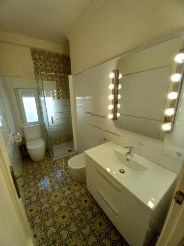 セビリアにあるTrianaのバスルーム(洗面台、トイレ、鏡付)