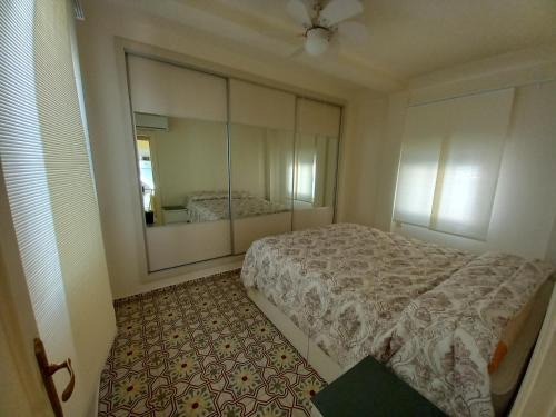 セビリアにあるTrianaのベッドルーム(ベッド1台、大きな鏡付)