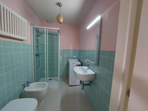 y baño con lavabo, aseo y ducha. en Residenza Donini in Venice Suite 2, en Venecia
