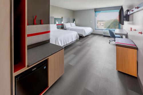 מיטה או מיטות בחדר ב-avid hotels Milwaukee West - Waukesha, an IHG Hotel