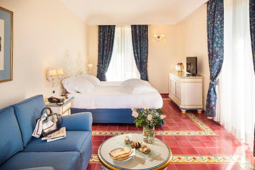 Un pat sau paturi într-o cameră la Excelsior Belvedere Hotel & Spa
