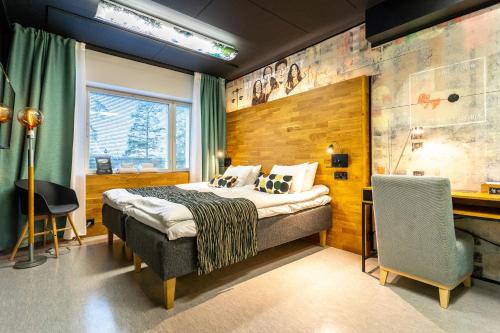 a bedroom with a bed and a desk and chair at Time Hostel NOVA - sairaalan vieressä in Jyväskylä