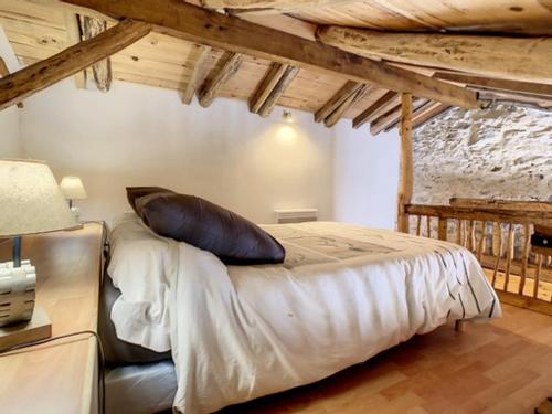 Nistos的住宿－Gîte de montagne « Les Pivoines » à Nistos，一间卧室配有一张带枕头的床