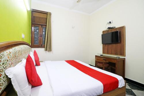 Μια τηλεόραση ή/και κέντρο ψυχαγωγίας στο Hotel Westend Holiday Home 5 mint from Nizamuddin Railway Station