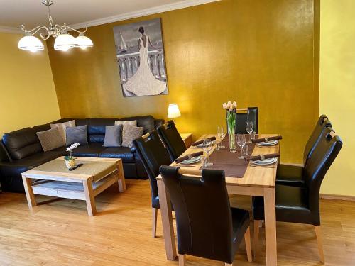comedor con mesa y sofá en Apartment Ani en Ramsau am Dachstein