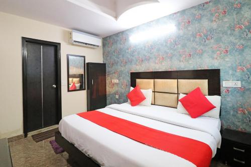 Gallery image of Hotel Westend Holiday Home 5 mint from Nizamuddin Railway Station in New Delhi