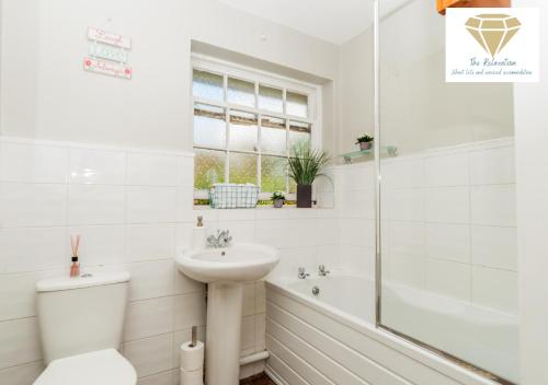 A bathroom at 2 Bed Apartment-5 Guests - Business-Relocation-Parking - The Brighton Short Stay & serviced Apartments
