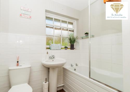 Ένα μπάνιο στο 2 Bed Apartment-5 Guests - Business-Relocation-Parking - The Brighton Short Stay & serviced Apartments