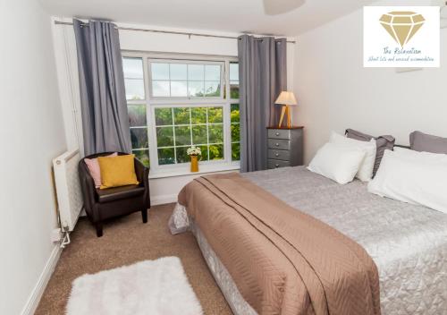 Ένα ή περισσότερα κρεβάτια σε δωμάτιο στο 2 Bed Apartment-5 Guests - Business-Relocation-Parking - The Brighton Short Stay & serviced Apartments