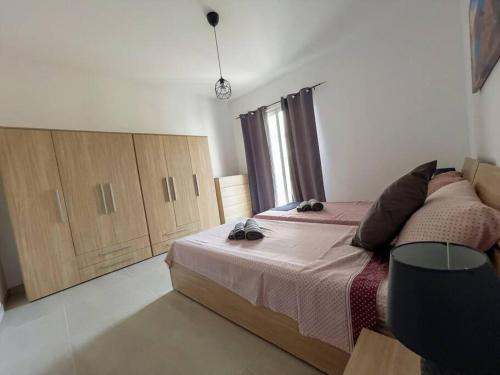 Katil atau katil-katil dalam bilik di Close to Airport apartment