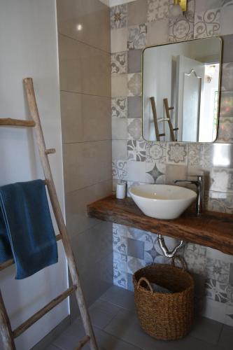 un bagno con lavandino e specchio di Casa da Cerca a Corte do Pinto