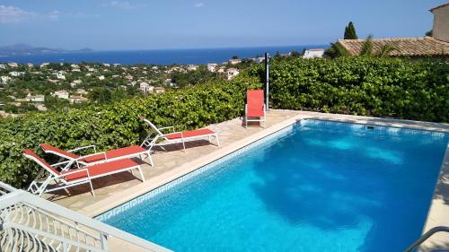 - une piscine avec 2 chaises longues dans l'établissement Les Myrtes, aux Issambres