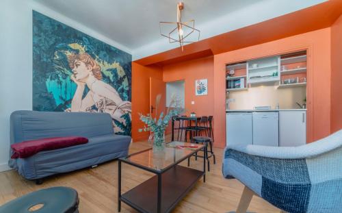 un salon avec un canapé et une table dans l'établissement Le Bel Endroit - Joli T2 pour 4 pers, à Bidache