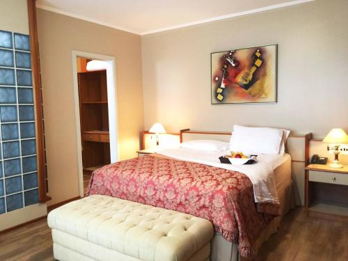 a hotel room with a bed with a bowl of fruit on it at Cosmos Hotel in Caxias do Sul