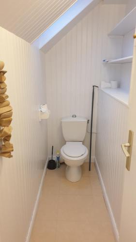 Habitación blanca con baño y aseo. en Villa Mignon grand studio vue Mer, en Mers-les-Bains