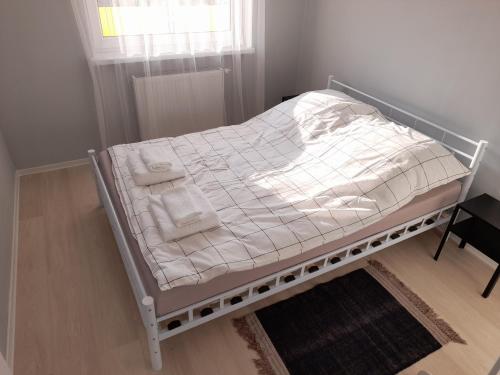 a white bed with towels on it in a room at Apartament Słowackiego Września in Września