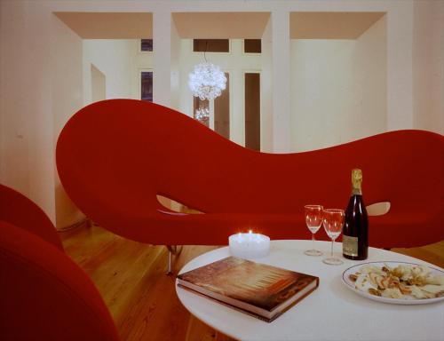 stół z butelką wina i talerzem jedzenia w obiekcie Palazzo Cicala w Genui