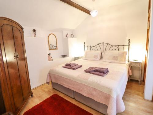 Ένα ή περισσότερα κρεβάτια σε δωμάτιο στο Craiglwyd Bach
