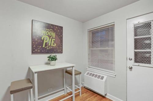 een witte kamer met een bureau en een raam bij Charming 1BR Apt with Spacious Living Room - Foster 1S in Chicago