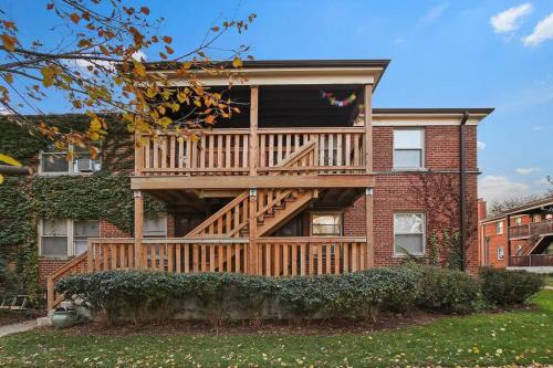 een huis met een houten terras aan de zijkant bij Charming 1BR Apt with Spacious Living Room - Foster 1S in Chicago