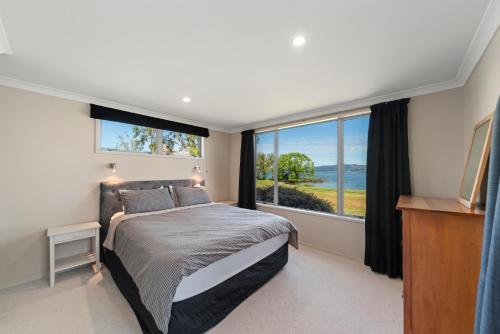 Gallery image of Lakeside Vistas Magic - Rainbow Point Home in Taupo