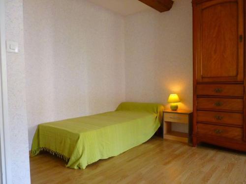 a small bedroom with a bed and a night stand at Maison ancienne entièrement rénovée pour 5 personnes in Bény-sur-Mer