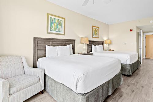 una habitación de hotel con 2 camas y una silla en Elation #5216, en Destin